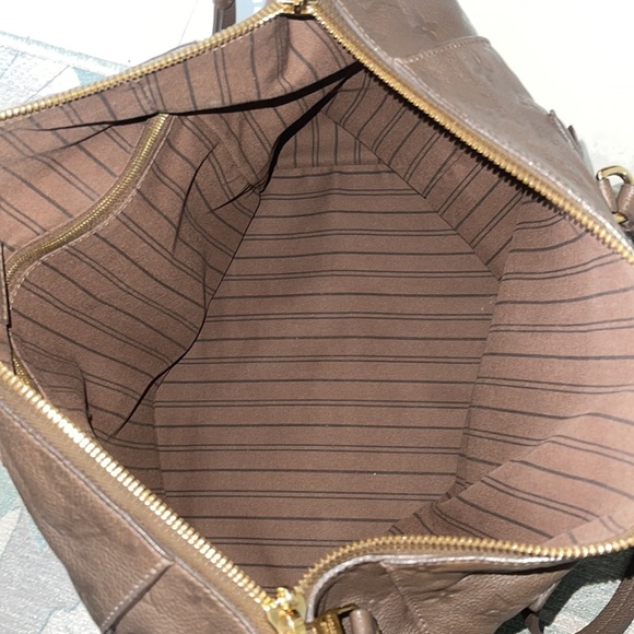 Louis Vuitton Lumineuse Empreinte HandBag. - Picture 9 of 12